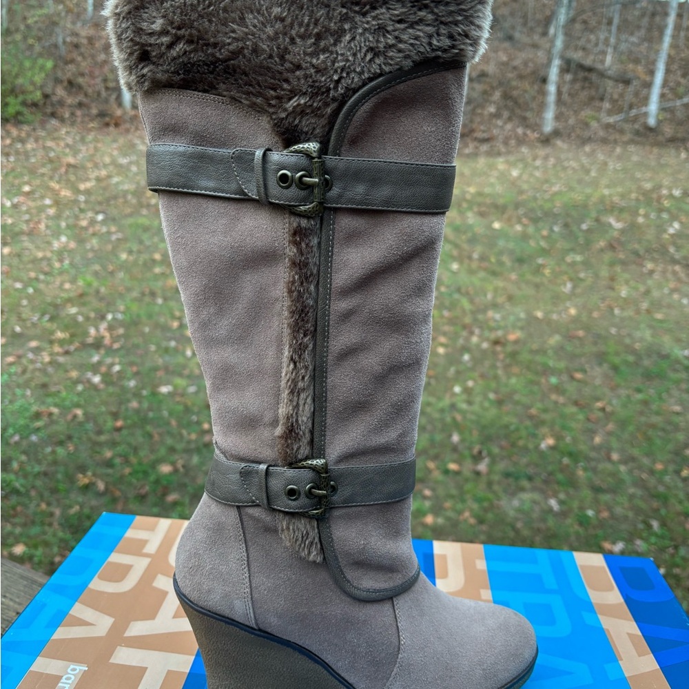 Bare Traps brand women’s suede boots. Size 8M. Mushroom color. New condition.